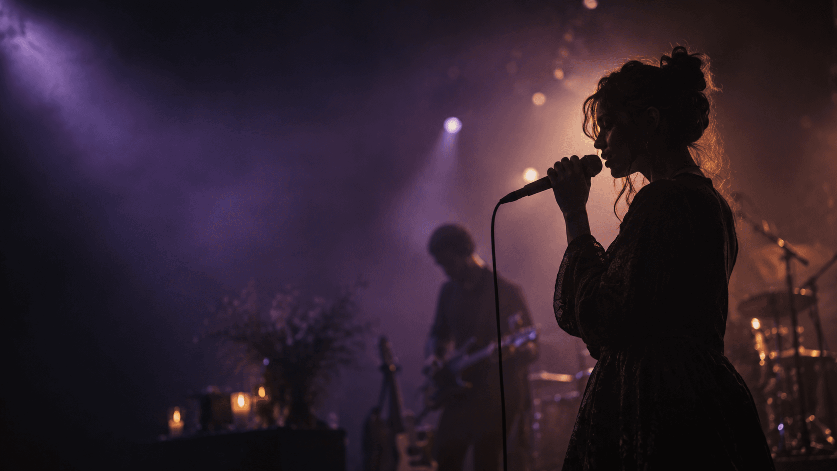Cantante de proyecto ficticio interpretando en un escenario íntimo